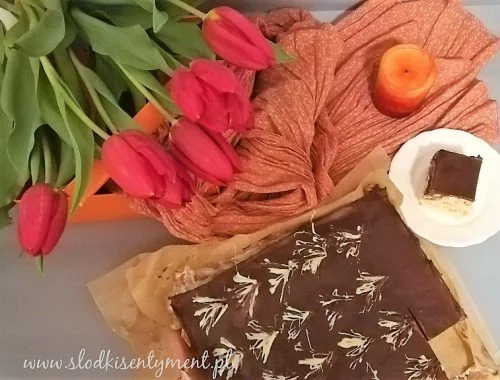 ciasto z masą śmietanowo-budyniową w tle tulipany