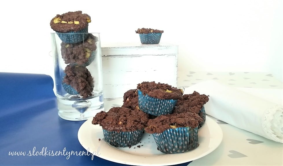 Muffinki kakaowe z rabarbarem na biało-niebieskim tle