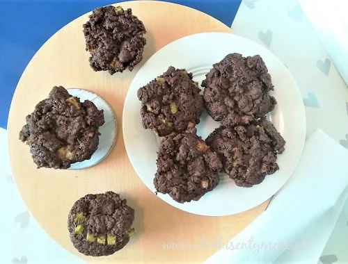 kakaowe babeczki z rabarbarem na okrągłej desce
